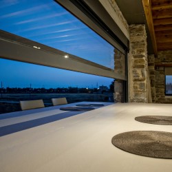 VF Villa – Πολυτελής βίλα με ιδιωτική πισίνα και minimal σχεδιασμό στην Τήνο.