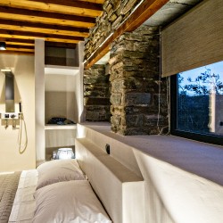 Σαλόνι της VF Villa με μοντέρνα διακόσμηση και φυσικό φωτισμό.