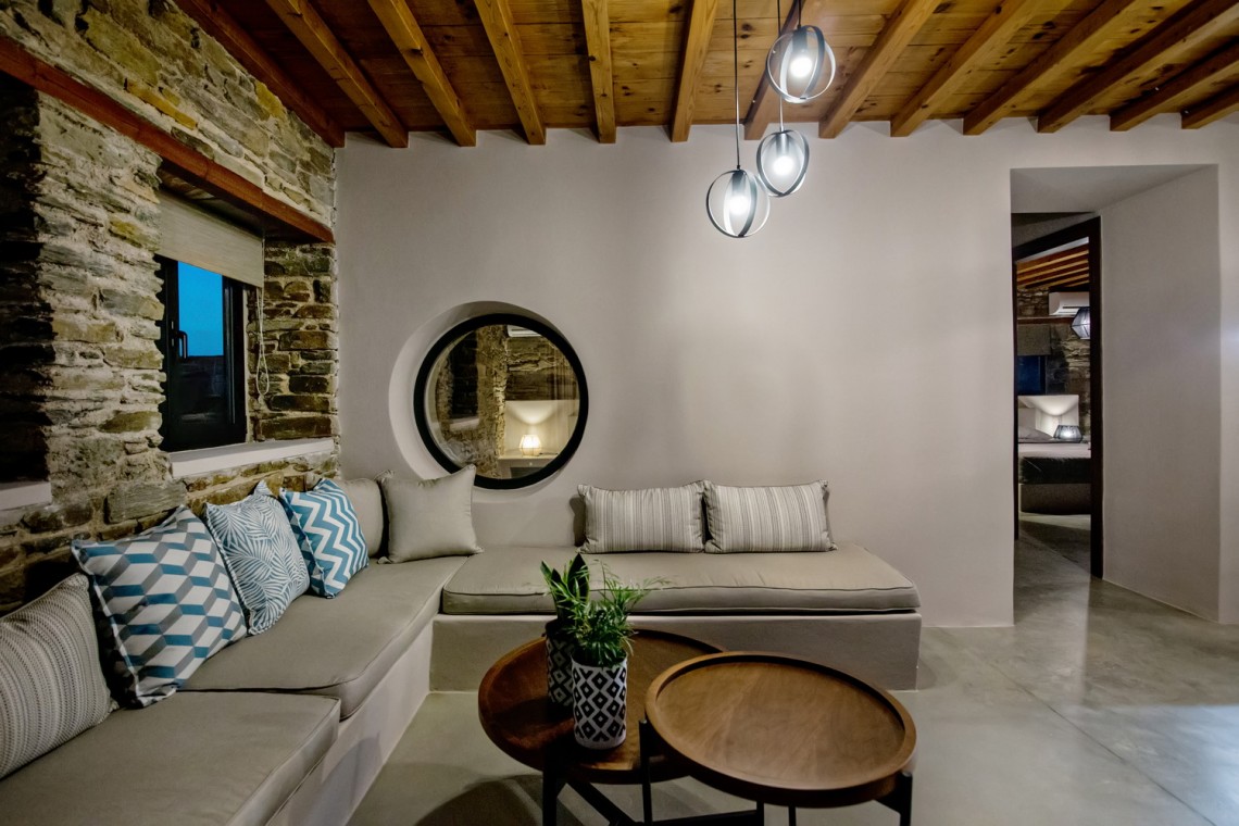 Σαλόνι της VF Villa με μοντέρνα διακόσμηση και φυσικό φωτισμό.