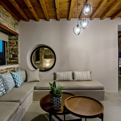 Σαλόνι της VF Villa με μοντέρνα διακόσμηση και φυσικό φωτισμό.