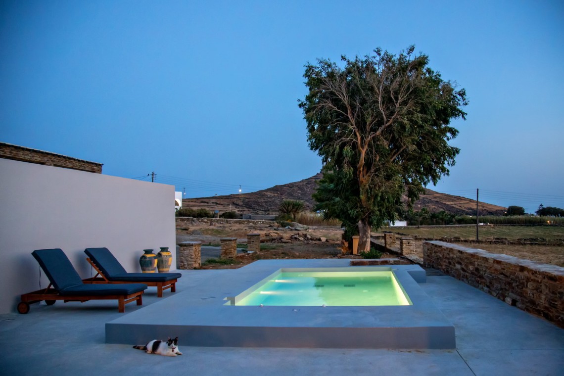 Σαλόνι της VF Villa με μοντέρνα διακόσμηση και φυσικό φωτισμό.