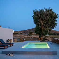 Σαλόνι της VF Villa με μοντέρνα διακόσμηση και φυσικό φωτισμό.