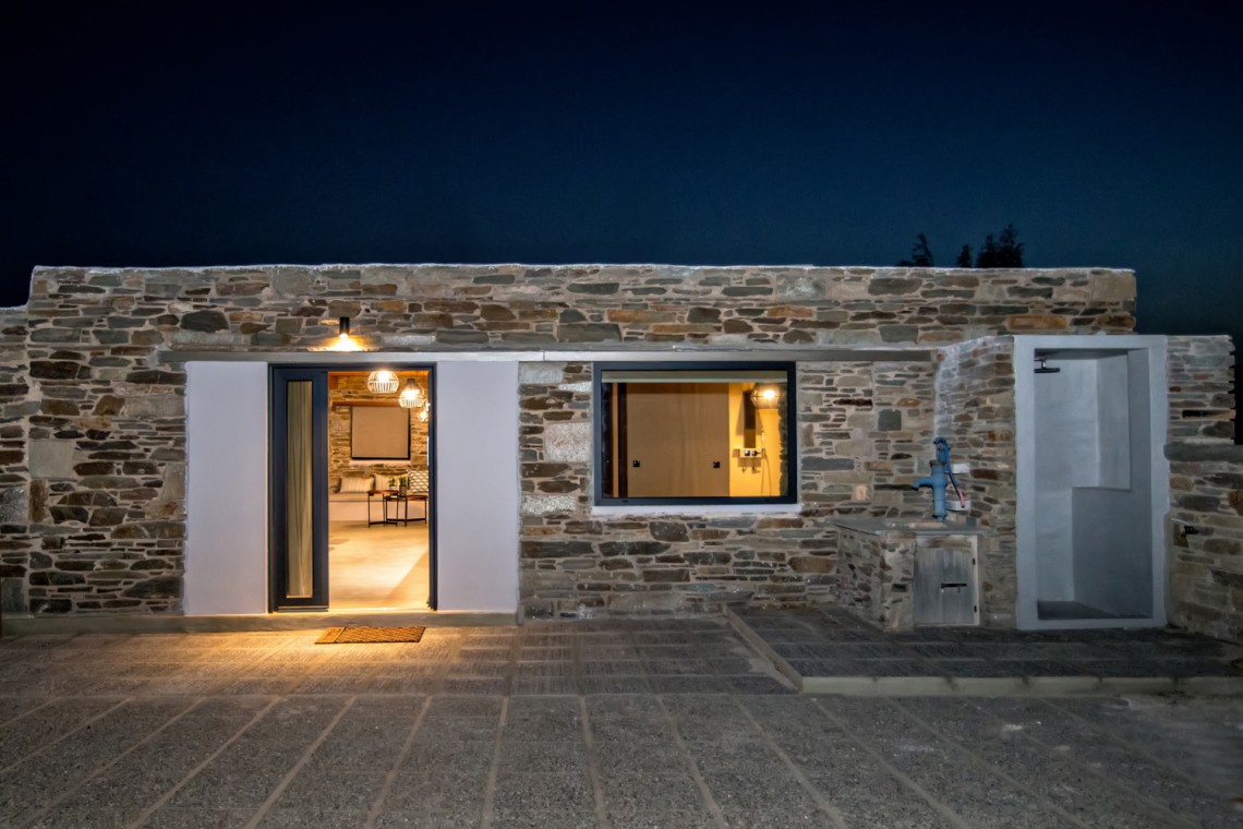 Σαλόνι της VF Villa με μοντέρνα διακόσμηση και φυσικό φωτισμό.