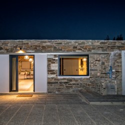 Σαλόνι της VF Villa με μοντέρνα διακόσμηση και φυσικό φωτισμό.