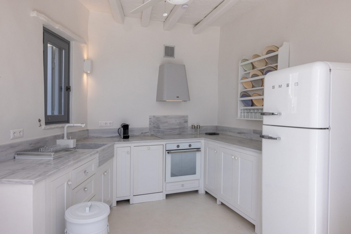 Fully equipped kitchen with traditional Tinian accents at Sterni House in Isternia.