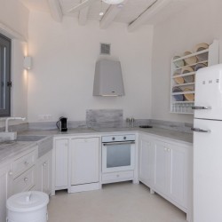 Fully equipped kitchen with traditional Tinian accents at Sterni House in Isternia.