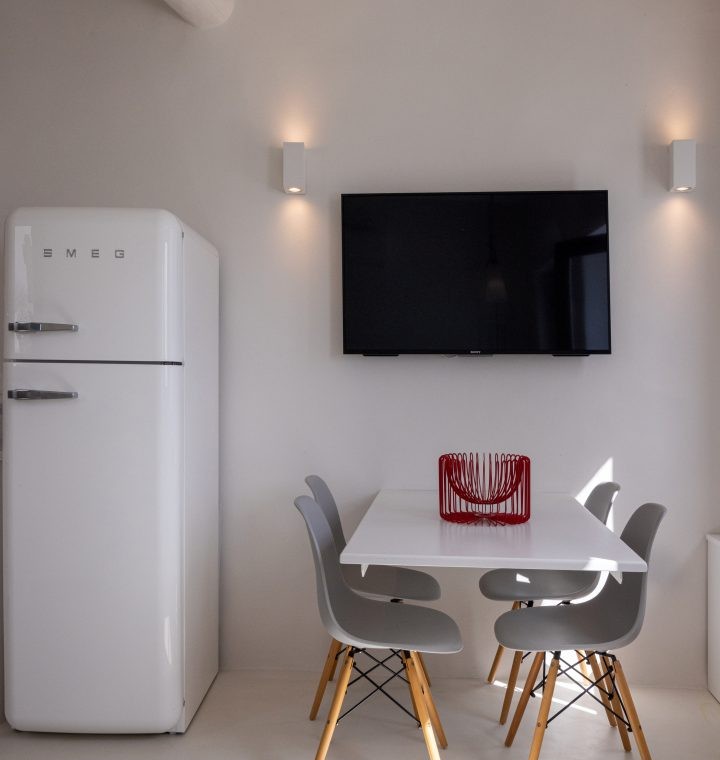 Fully equipped kitchen with traditional Tinian accents at Sterni House in Isternia.
