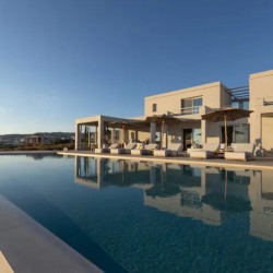 Εξωτερική τραπεζαρία της Villa Dafni με μοναδική θέα στη θάλασσα και το ηλιοβασίλεμα.
