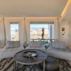 Minimal εσωτερικός χώρος της Villa Dafni, με ευρύχωρο σαλόνι και μεγάλες τζαμαρίες.
