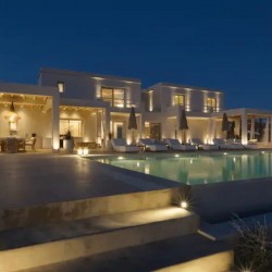 Εξωτερική τραπεζαρία της Villa Dafni με μοναδική θέα στη θάλασσα και το ηλιοβασίλεμα.