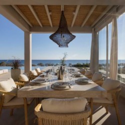 Minimal εσωτερικός χώρος της Villa Dafni, με ευρύχωρο σαλόνι και μεγάλες τζαμαρίες.