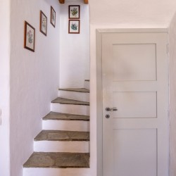 Κυκλαδίτικη αρχιτεκτονική και σύγχρονο design στο εσωτερικό του Vivant Blue Mansion.
