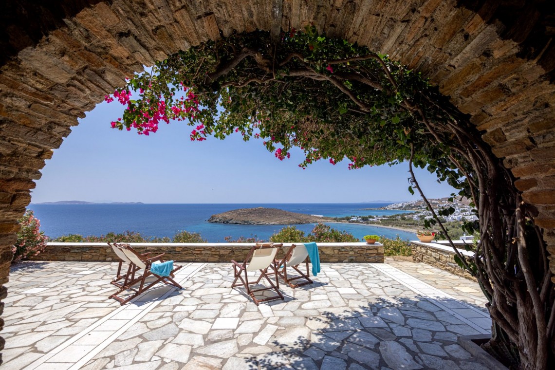 Κυκλαδίτικη αρχιτεκτονική και σύγχρονο design στο εσωτερικό του Vivant Blue Mansion.