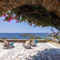 Κυκλαδίτικη αρχιτεκτονική και σύγχρονο design στο εσωτερικό του Vivant Blue Mansion.