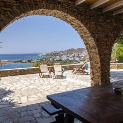 Κυκλαδίτικη αρχιτεκτονική και σύγχρονο design στο εσωτερικό του Vivant Blue Mansion.