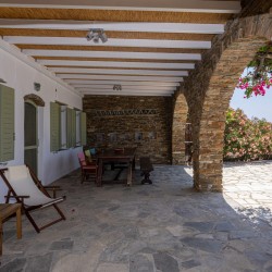 Κυκλαδίτικη αρχιτεκτονική και σύγχρονο design στο εσωτερικό του Vivant Blue Mansion.