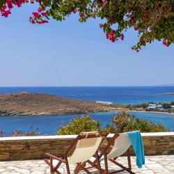 Κυκλαδίτικη αρχιτεκτονική και σύγχρονο design στο εσωτερικό του Vivant Blue Mansion.