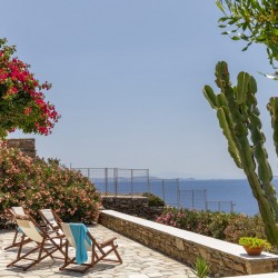 Κυκλαδίτικη αρχιτεκτονική και σύγχρονο design στο εσωτερικό του Vivant Blue Mansion.