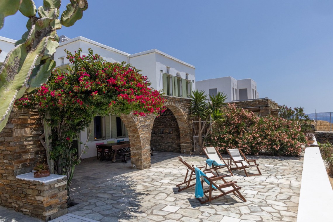Κυκλαδίτικη αρχιτεκτονική και σύγχρονο design στο εσωτερικό του Vivant Blue Mansion.