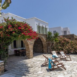 Κυκλαδίτικη αρχιτεκτονική και σύγχρονο design στο εσωτερικό του Vivant Blue Mansion.