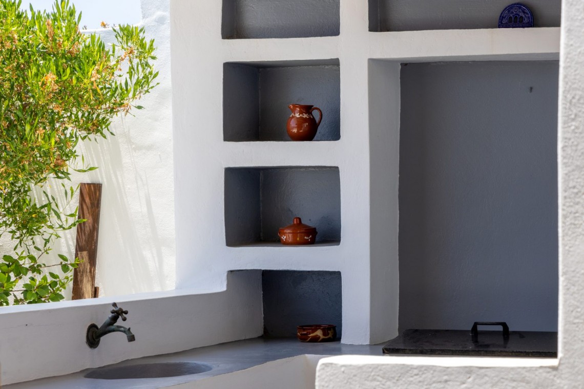Κυκλαδίτικη αρχιτεκτονική και σύγχρονο design στο εσωτερικό του Vivant Blue Mansion.