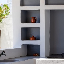 Κυκλαδίτικη αρχιτεκτονική και σύγχρονο design στο εσωτερικό του Vivant Blue Mansion.
