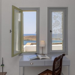 Κυκλαδίτικη αρχιτεκτονική και σύγχρονο design στο εσωτερικό του Vivant Blue Mansion.