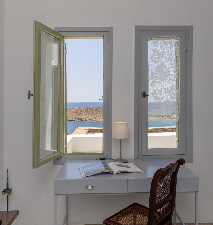 Κυκλαδίτικη αρχιτεκτονική και σύγχρονο design στο εσωτερικό του Vivant Blue Mansion.