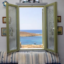 Κυκλαδίτικη αρχιτεκτονική και σύγχρονο design στο εσωτερικό του Vivant Blue Mansion.