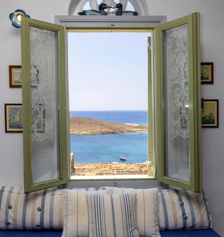 Κυκλαδίτικη αρχιτεκτονική και σύγχρονο design στο εσωτερικό του Vivant Blue Mansion.