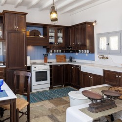 Κυκλαδίτικη αρχιτεκτονική και σύγχρονο design στο εσωτερικό του Vivant Blue Mansion.