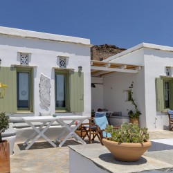 Κυκλαδίτικη αρχιτεκτονική και σύγχρονο design στο εσωτερικό του Vivant Blue Mansion.