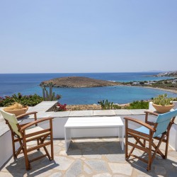 Κυκλαδίτικη αρχιτεκτονική και σύγχρονο design στο εσωτερικό του Vivant Blue Mansion.