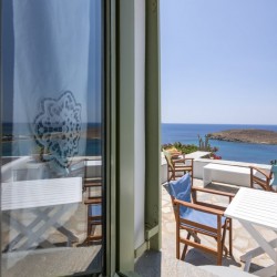 Κυκλαδίτικη αρχιτεκτονική και σύγχρονο design στο εσωτερικό του Vivant Blue Mansion.