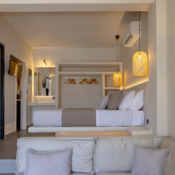 Blue Pearl Suite – Πολυτελής σουίτα με minimal design και πανοραμική θέα στην Τήνο.