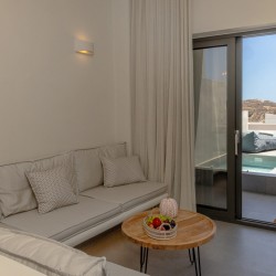 Blue Pearl Suite – Πολυτελής σουίτα με minimal design και πανοραμική θέα στην Τήνο.