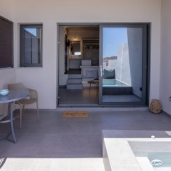 Blue Pearl Suite – Πολυτελής σουίτα με minimal design και πανοραμική θέα στην Τήνο.