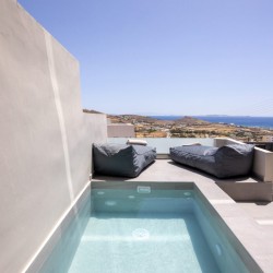 Blue Pearl Suite – Πολυτελής σουίτα με minimal design και πανοραμική θέα στην Τήνο.