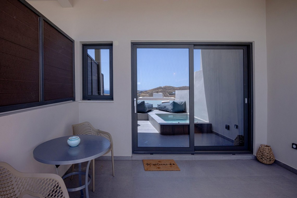 Blue Pearl Suite – Πολυτελής σουίτα με minimal design και πανοραμική θέα στην Τήνο.
