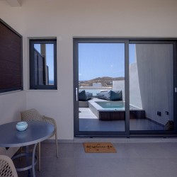 Blue Pearl Suite – Πολυτελής σουίτα με minimal design και πανοραμική θέα στην Τήνο.