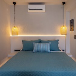 Υπνοδωμάτιο της Blue Pearl Suite με μοντέρνα αισθητική και ανοιχτή ντουλάπα.