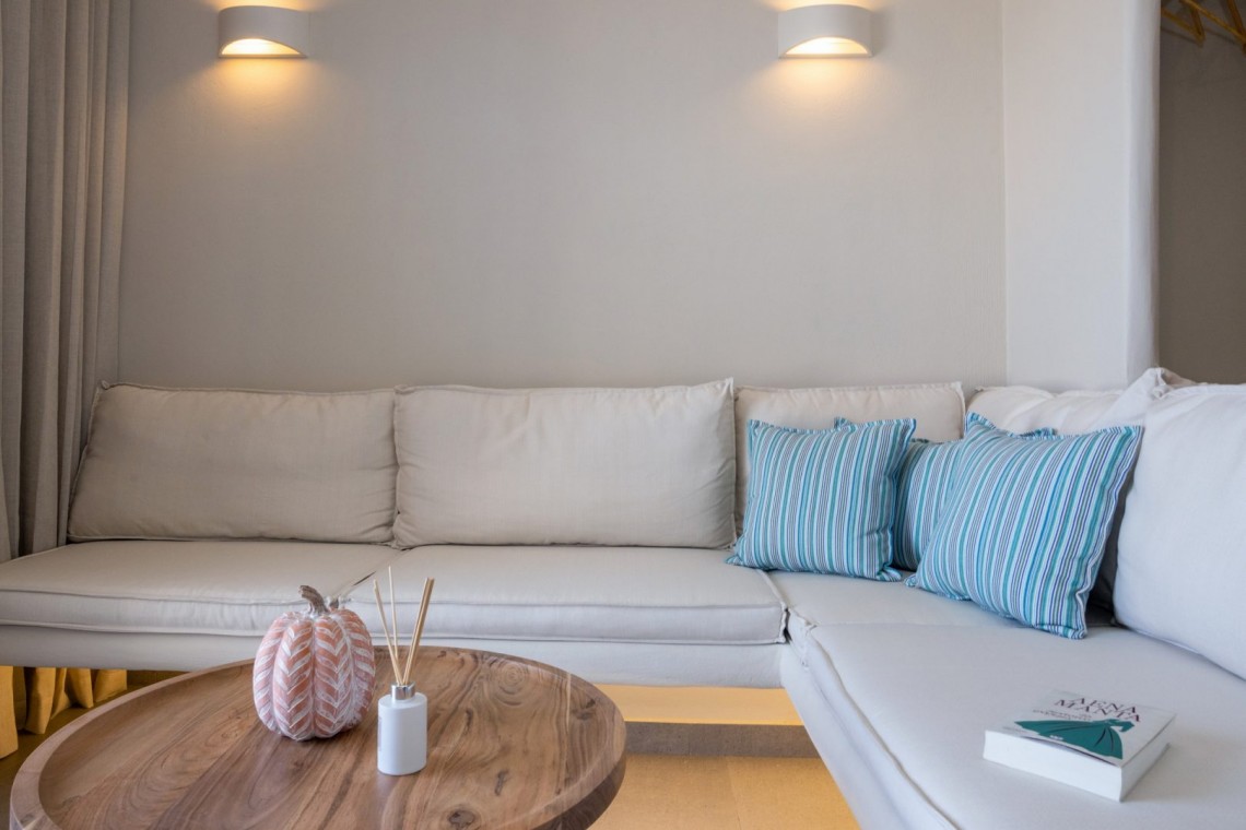 Blue Pearl Suite – Πολυτελής σουίτα με minimal design και πανοραμική θέα στην Τήνο.
