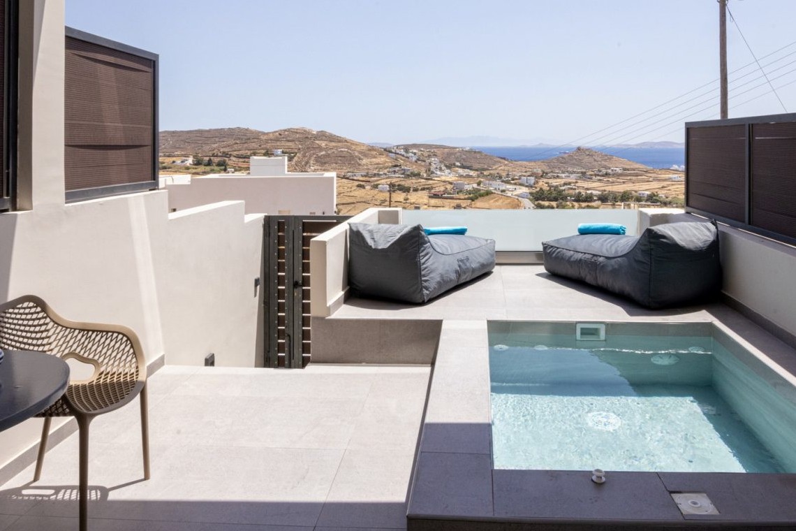 Blue Pearl Suite – Πολυτελής σουίτα με minimal design και πανοραμική θέα στην Τήνο.