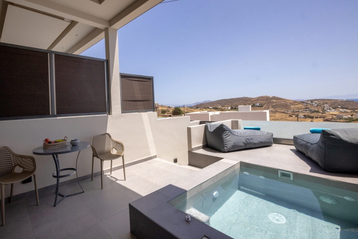 Blue Pearl Suite – Πολυτελής σουίτα με minimal design και πανοραμική θέα στην Τήνο.