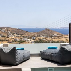 Blue Pearl Suite – Πολυτελής σουίτα με minimal design και πανοραμική θέα στην Τήνο.
