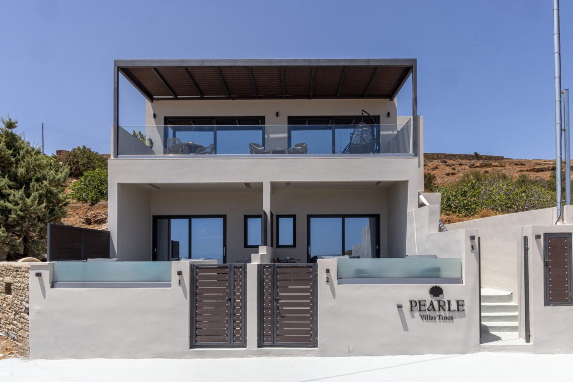 Blue Pearl Suite – Πολυτελής σουίτα με minimal design και πανοραμική θέα στην Τήνο.