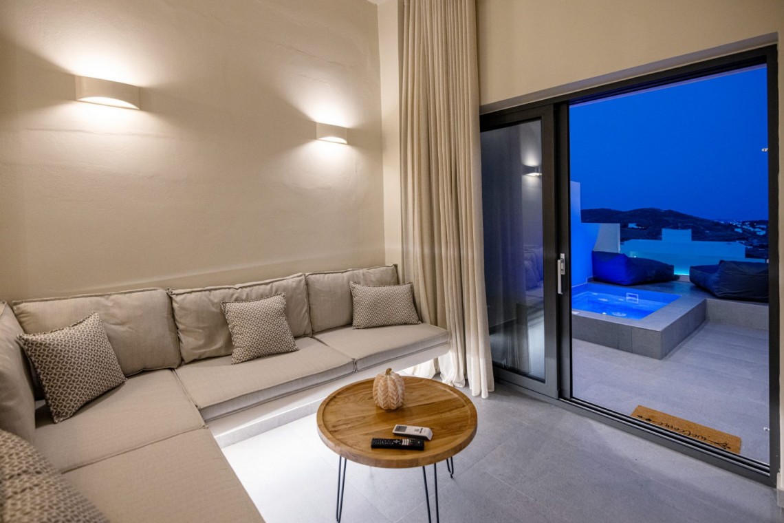 Blue Pearl Suite – Πολυτελής σουίτα με minimal design και πανοραμική θέα στην Τήνο.