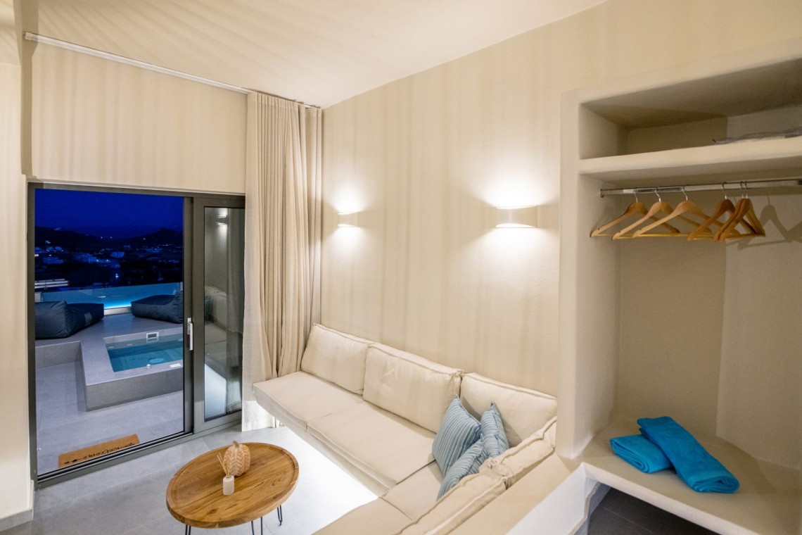 Blue Pearl Suite – Πολυτελής σουίτα με minimal design και πανοραμική θέα στην Τήνο.