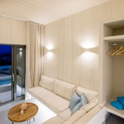 Blue Pearl Suite – Πολυτελής σουίτα με minimal design και πανοραμική θέα στην Τήνο.