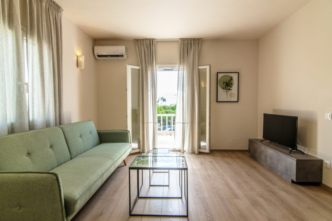 Local Living House – Μοντέρνο διαμέρισμα στο κέντρο της Τήνου με άνετο queen-size κρεβάτι.